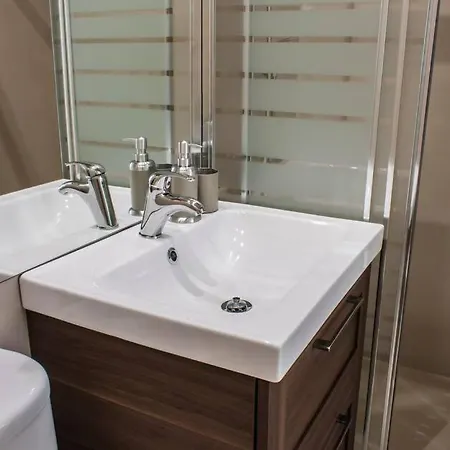 Charming Duplex With Mezzanine Bed In Chiado Lisbona