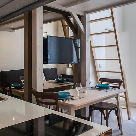 Appartamento Charming Duplex With Mezzanine Bed In Chiado Lisbona