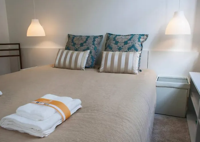 Charming Duplex With Mezzanine Bed In Chiado شقة *