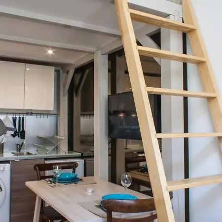 Charming Duplex With Mezzanine Bed In Chiado Lissabon